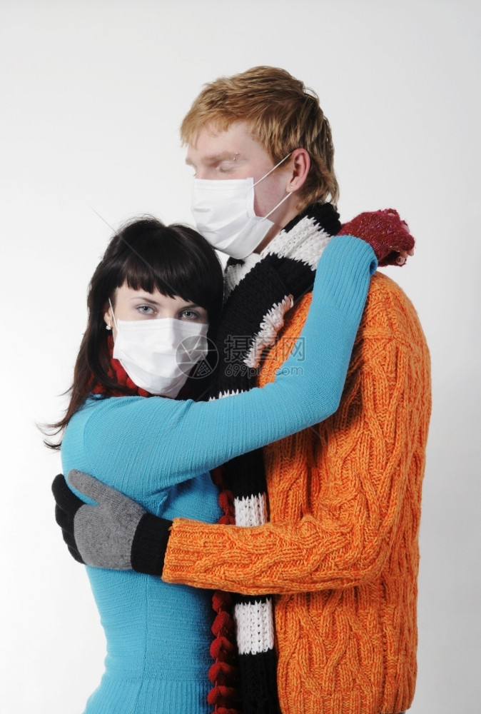 冬天戴着口罩拥抱的情侣图片