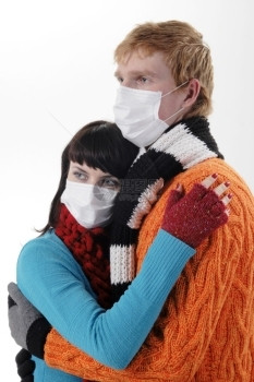 冬天戴口罩拥抱的情侣图片