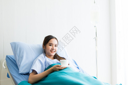 躺在床上休息的病人图片