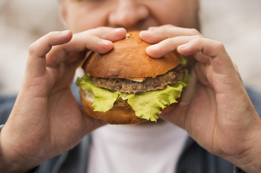 近距离吃汉堡的人高分辨率照片质量胖的莴苣白种人图片