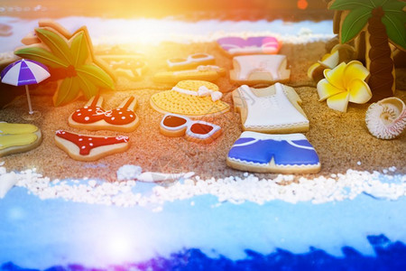 海星沙滩比基尼草帽贝壳和日落的夏季概念蓝色阳光图片