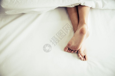健康单身和工作人概念懒惰日和幸福家庭主题床单裸图片