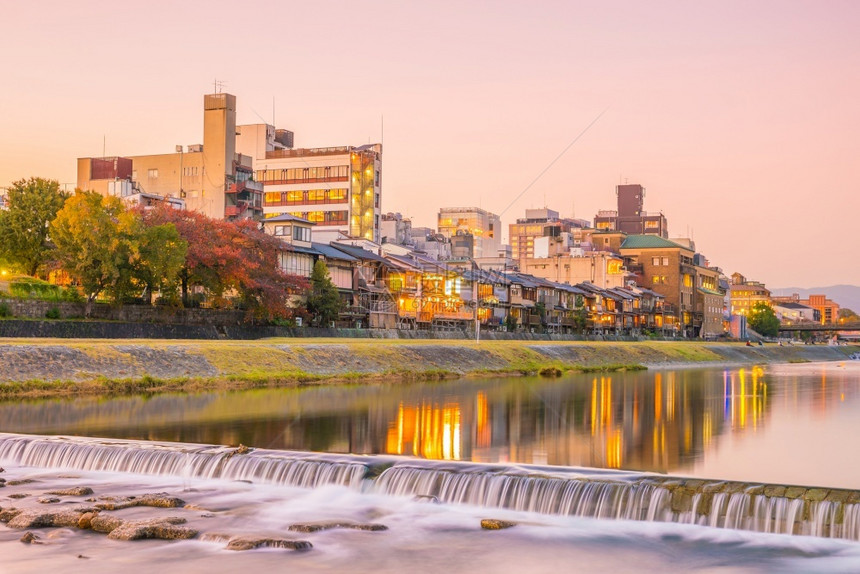 城市景观日本京都吉永黄昏时的老房子餐馆和Kamo河村庄旅游图片