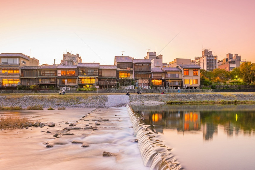 城市日本京都吉永黄昏时的老房子餐馆和Kamo河屋老的图片