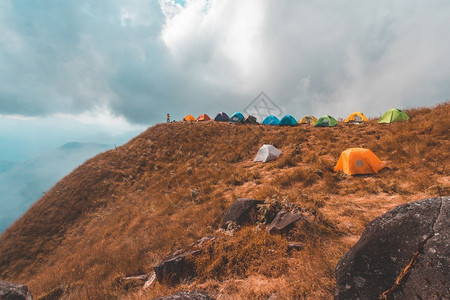 旅行谷缅甸穆拉伊特山的晨日和雾笼罩在缅甸穆拉伊特山上风景图片