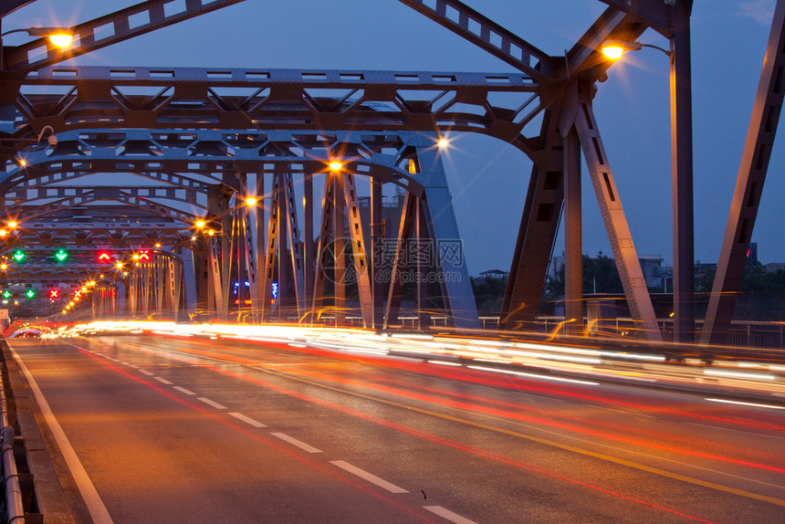 运输旅行在泰国曼谷长时间于夜交通灯的照明接触图片