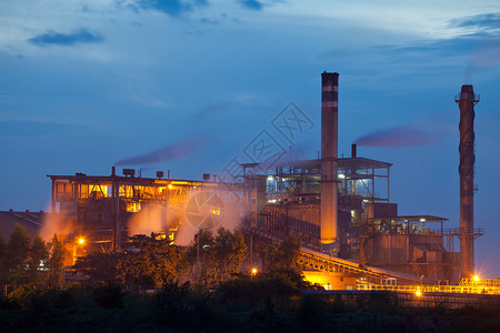 力量工程抽烟泰国日落期间的工业厂房图片