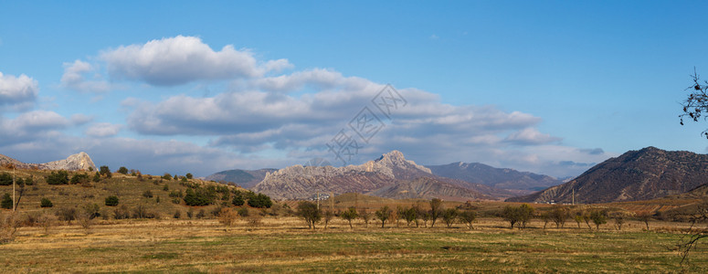 户外萨凡纳暴云在山丘背景的风暴云中飘动全景Panorama草原图片