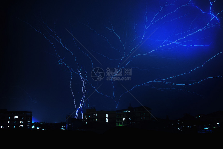 早晨蓝色的雨季雷暴风景观图片