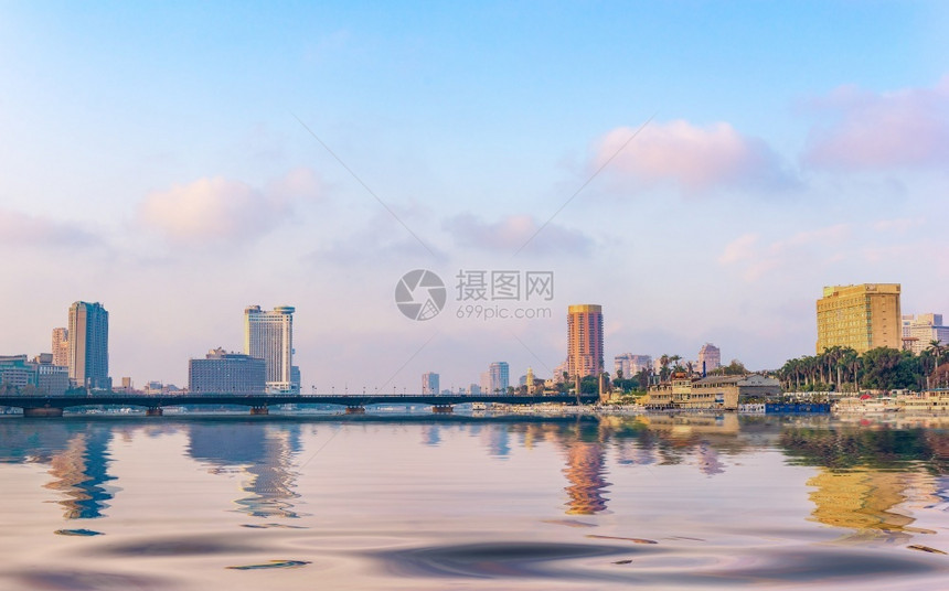 晴天开罗清晨尼河上的城市反射景观图片