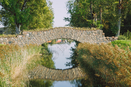 景观河反射2019年月日拉托维亚公园的旧桥图片