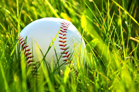 外场比赛美国人草地的棒球图片