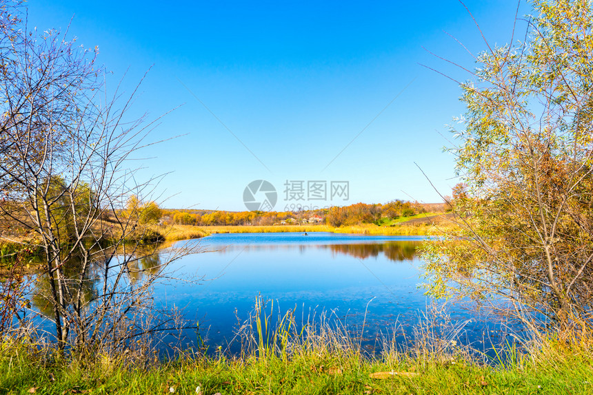 绿色秋天在阳光明媚的气温暖河边秋天在寒冷的河边旅行落下图片