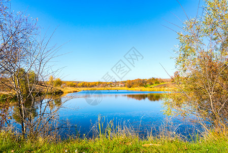 绿色秋天在阳光明媚的气温暖河边秋天在寒冷的河边旅行落下图片