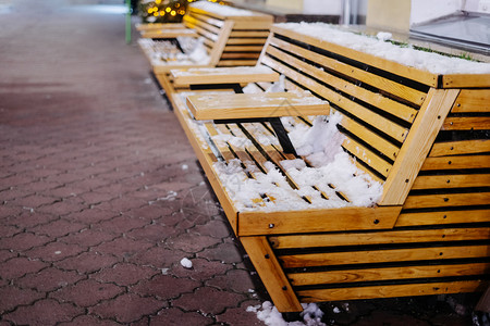 在夜间城市的圣诞节上棕色木板椅冬天镇场景图片