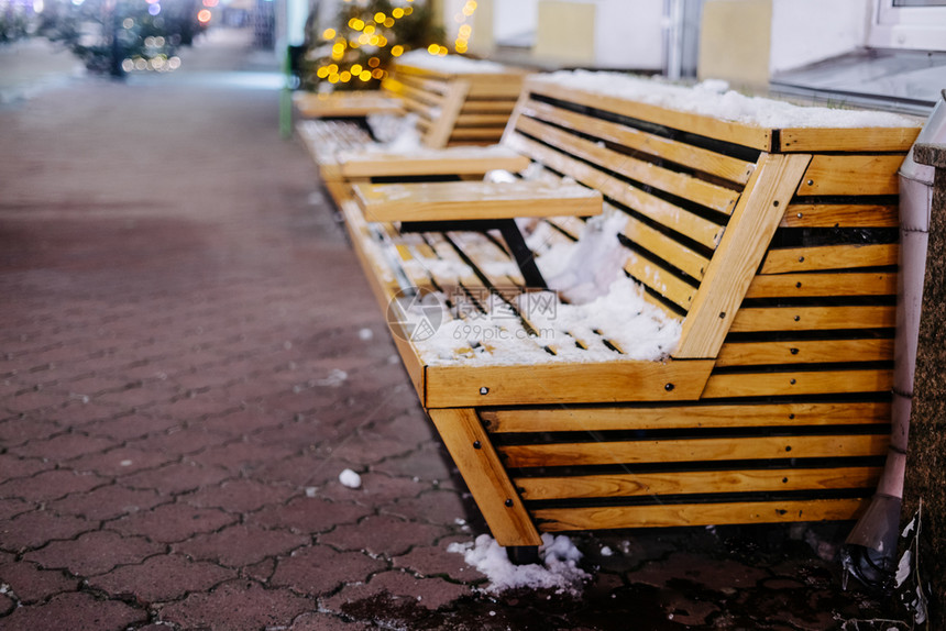 冬天霜在夜间城市的圣诞节上棕色木板椅乌克兰图片