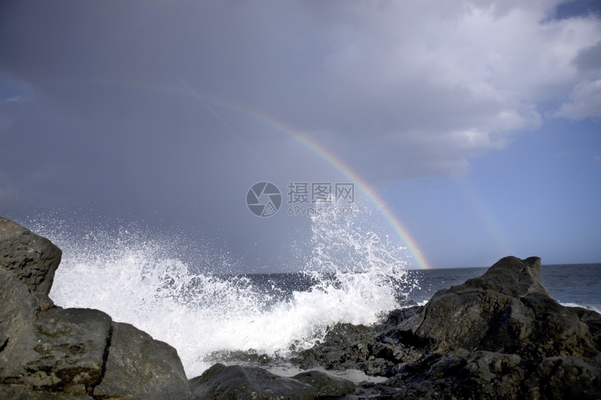 环境的黑色海洋波浪和彩虹图片