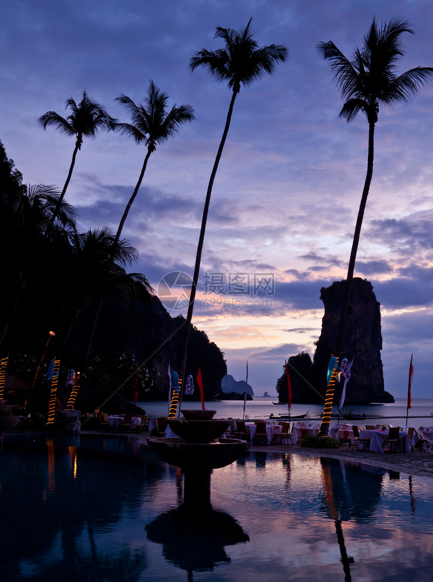 旅行在泰国海滩日落时吃晚饭玻璃海洋图片