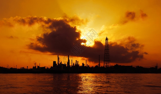 燃料空气石油泰国曼谷日出时的炼油厂轮月光泰国曼谷图片