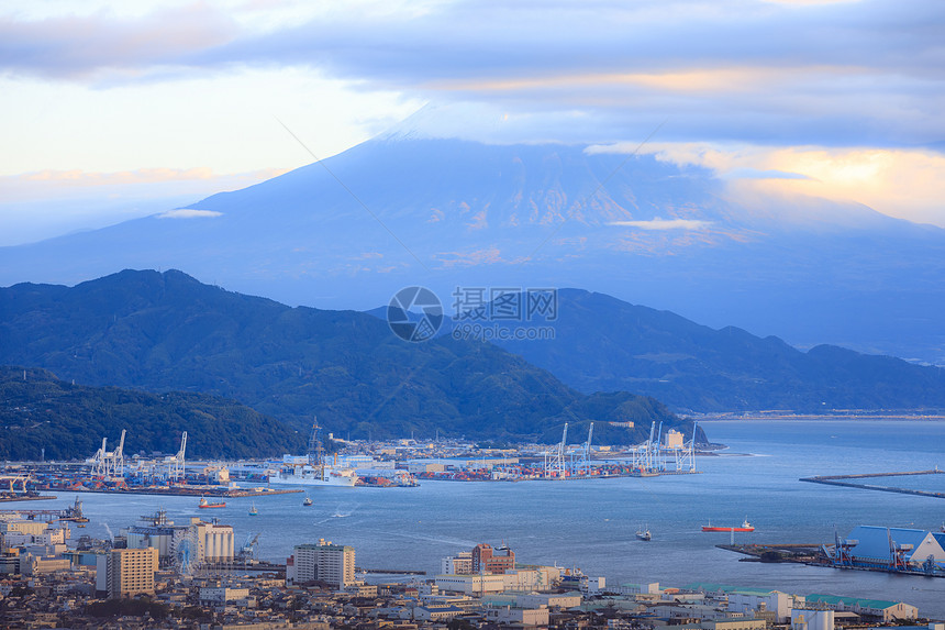 阳光海日本静冈省Nihondaira市景和运输港Shimizu湾富士山顶日本清晨时段海洋图片