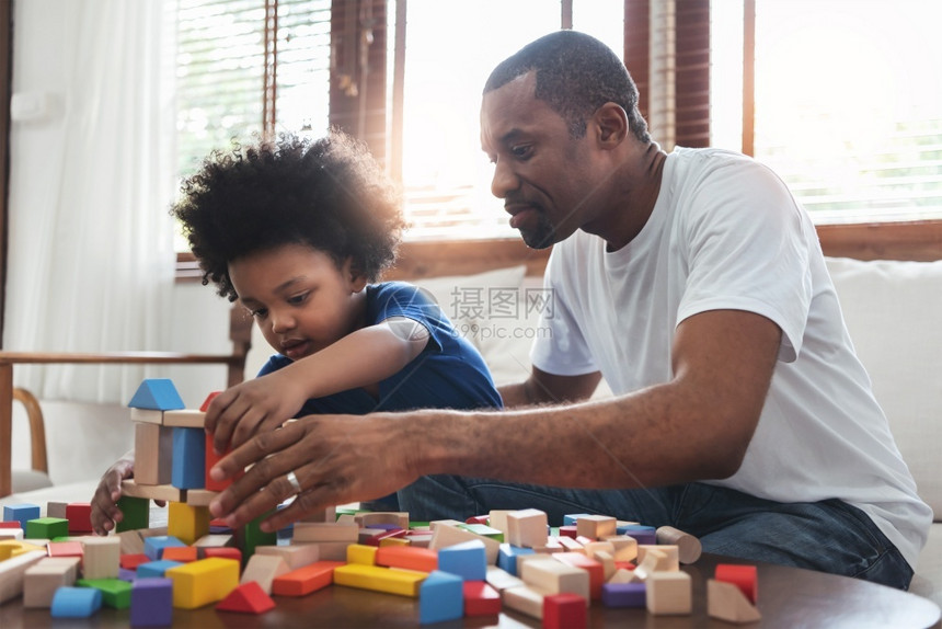 丰富多彩的堵塞男生非洲家庭爸和儿子一起坐在家里玩游戏快乐的黑人父亲和男孩建造彩色木块玩具塔发展学习和教育理念图片