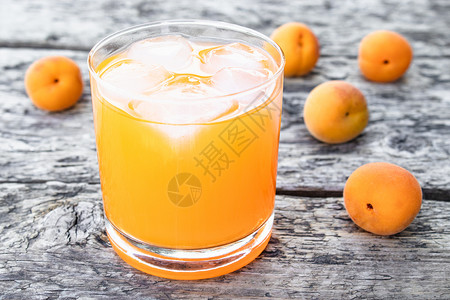 酸甜的冰镇杏子果汁图片