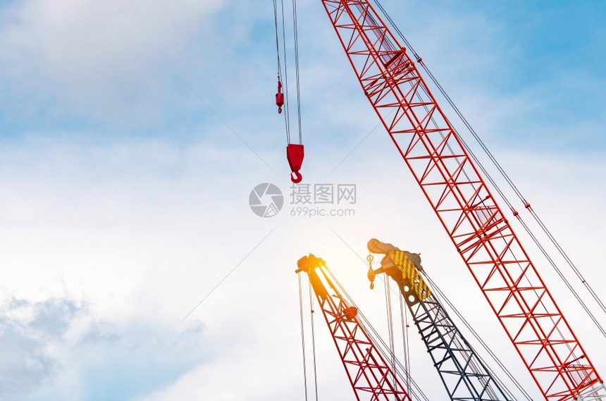 红爬行起重机在建筑工地使用雷轮提升设备租用Craner租赁建造业务的Crane经销商公司RedLawerCraper商业白色的重图片