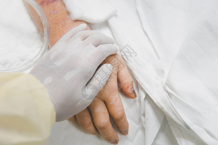 亲属握着病人的手特写图片