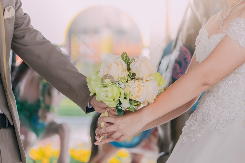 订婚亚洲人一对夫妇拿着束花朵带快乐的结婚日亲热图片