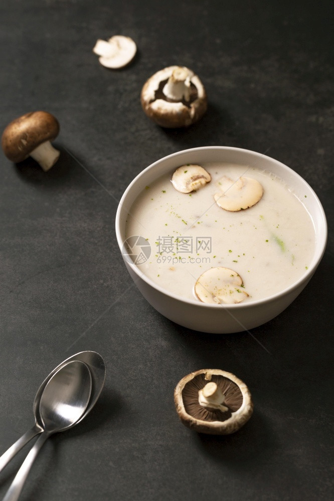 人们高角度蘑菇奶油汤高分辨率照片角度蘑菇奶油汤高品质照片主要的食用图片