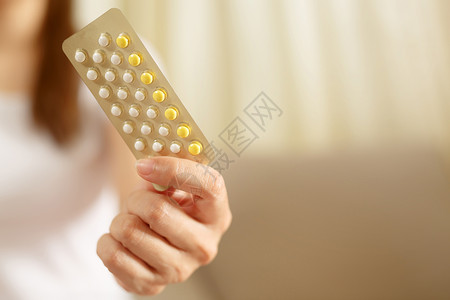 床妇女用手亲打开避孕药口服吃经期图片