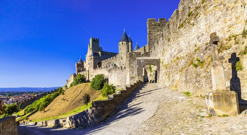隧道Carcassonne欧洲最大的中世纪城堡和墙法国旅行和历史里程碑卡尔松胴体图片