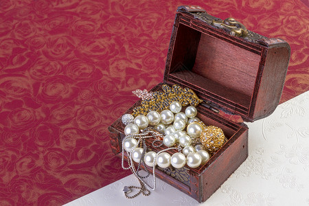 时尚或者结石黄金珠宝概念出售旧金珠宝以换取现的概念或代名词背景
