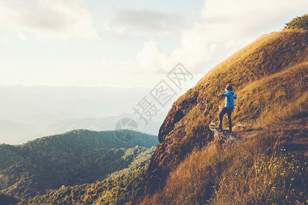夏天灵感放松并跨越山地旅行者概念在森林旅行者男子中徒步远足草原图片