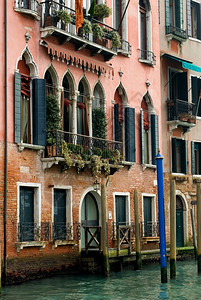 建筑学窗帘意大利威尼斯运河上的一栋公寓楼意大利威尼斯明图片