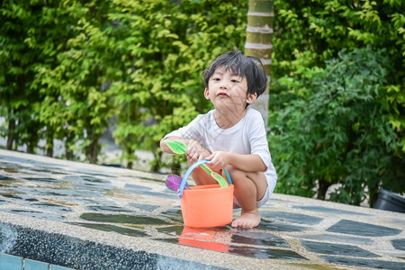 在水池边玩耍的孩子图片