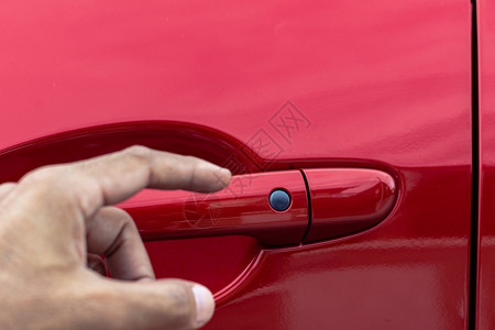 智能汽车锁顾客男亚洲子打开红色车门使用智能键盘不灵巧的钥匙对于汽车或交通图像销售量背景