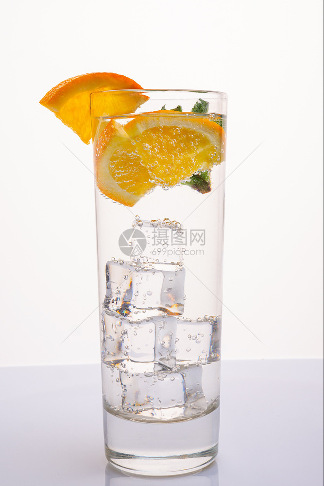 柠檬补品一杯用橙片和薄荷装饰的矿泉水一杯用橙片和薄荷装饰的矿泉水柑橘图片