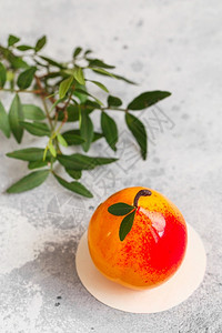 薄荷成熟生活以梨果橙杏子柠檬和樱桃穆斯蛋糕为形状的穆塞甜点图片