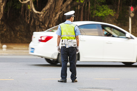 警察帽监视街头流浪的警察工作义务背景