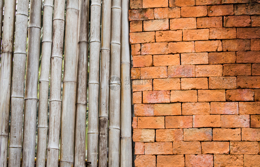 建造古砖墙橙色和旧竹栅栏线的背景和形态情况材料直的图片