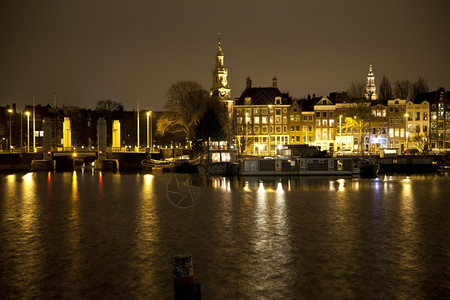 家建筑的晚上在阿姆斯特丹看到运河和历史建筑欧洲图片