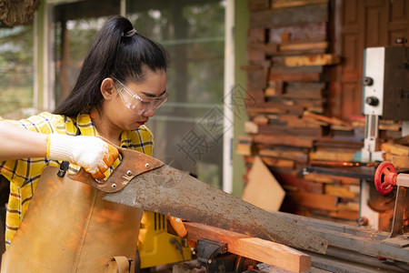 妇女站在满地背景的锯木板上专业内部白种人图片