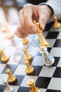赢转动具有象棋盘游戏策略和竞争的商业管理者金融背景图片