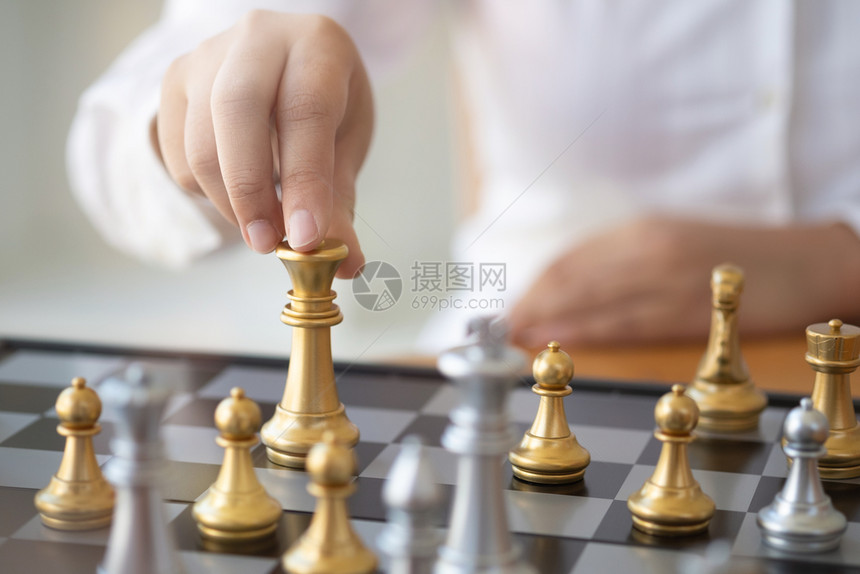 黑色的具有象棋盘游戏策略和竞争的商业管理者白色的解决方案图片