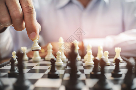 具有象棋盘游戏策略和竞争的商业管理者赢经济人群图片