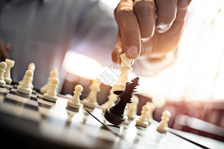 战略丢失具有象棋盘游戏策略和竞争的商业管理者移动背景图片