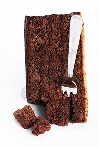 胖的叉在巧克力蛋糕棍中的子在白背景的破碎巧克力蛋糕中布朗尼酸图片