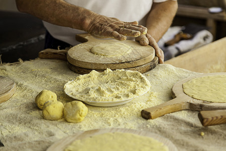 揉糯米粉团餐厅传统面包店的团西班牙人包制作的细节在传统面包店里用粉制成的条烹饪自制背景