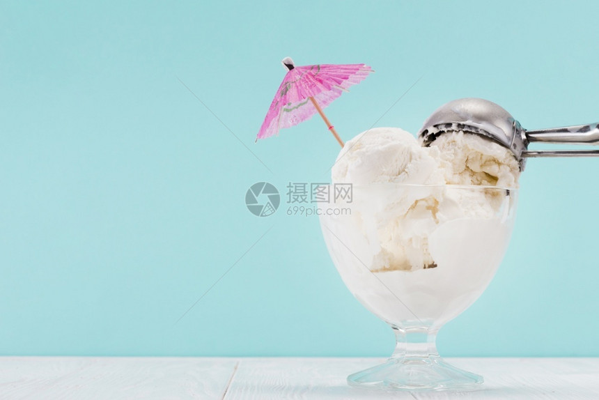种子午餐冰淇淋玻璃花瓶金属勺顶美味的图片